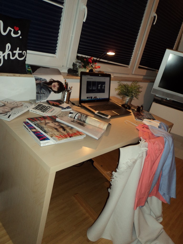 Mein Schreibtisch an dem ich Blogge. 