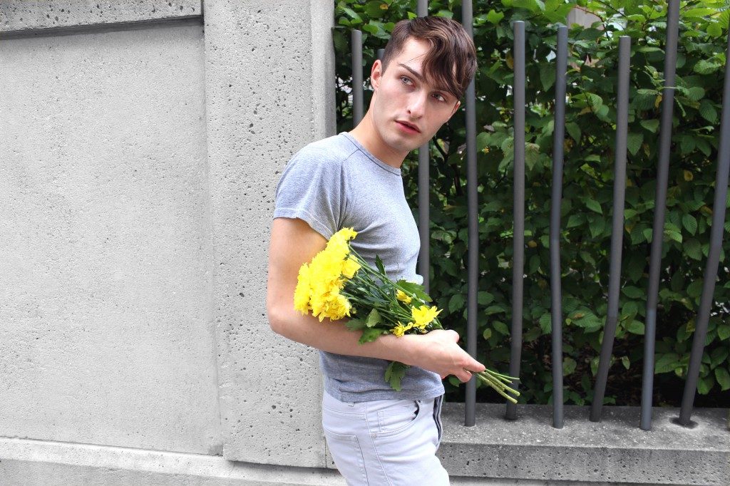 graues T-Shirt kombinieren - Mister Matthew - gelbe Blumen - 1