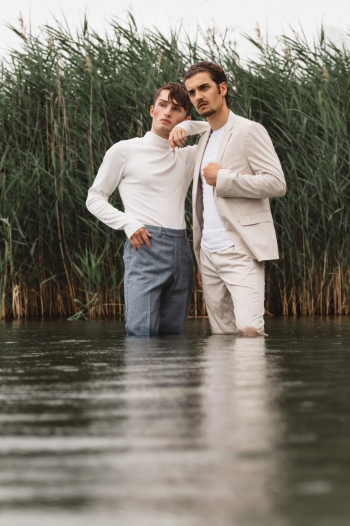 Summer Afternoon am See Zwei Männer mit Klamotten im See am Schilf 