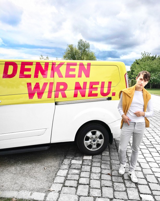 Mister Matthew auf einer FDP Politik Wahlveranstaltung, Auto mit ,,Denken Wir Neu" Aufschrift
