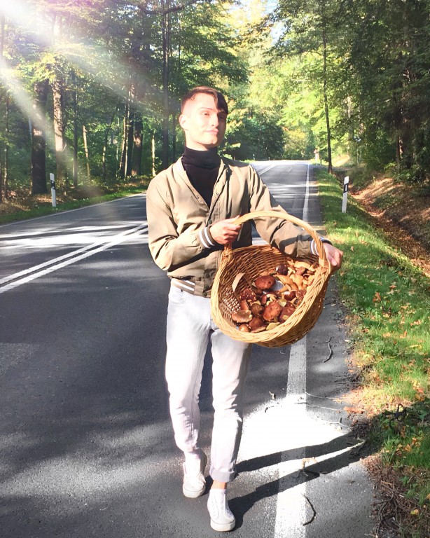 Mister Matthew beim Pilze sammeln im Wald süchtig nach Reisen Fashion Blog Für Männer Mister Matthew