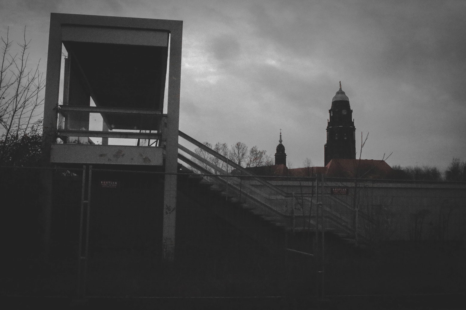 Die schönsten Wintermäntel für Herren Mister Matthew Pirnaischer Platz in Dresden mit Blick auf das Rathaus