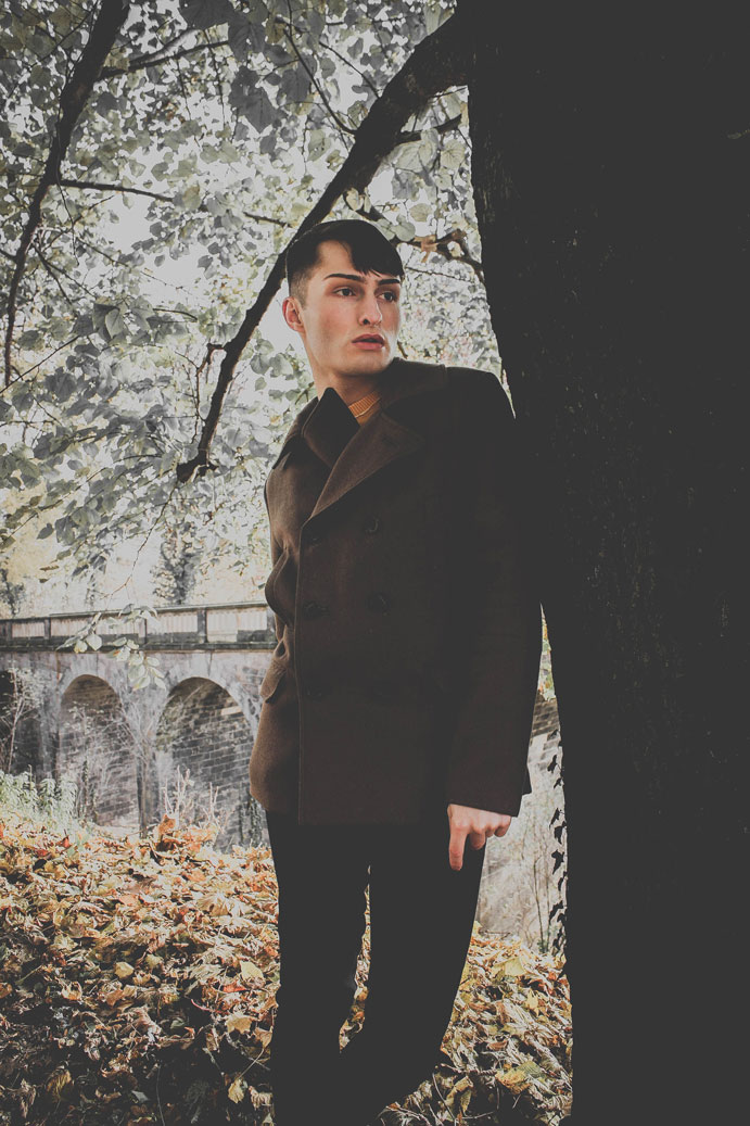 Herbstliches Outfit gelber Pullover für Männer von Dimitri Blogger Mister Matthew Schloss Albrechtsberg in Dresden 10