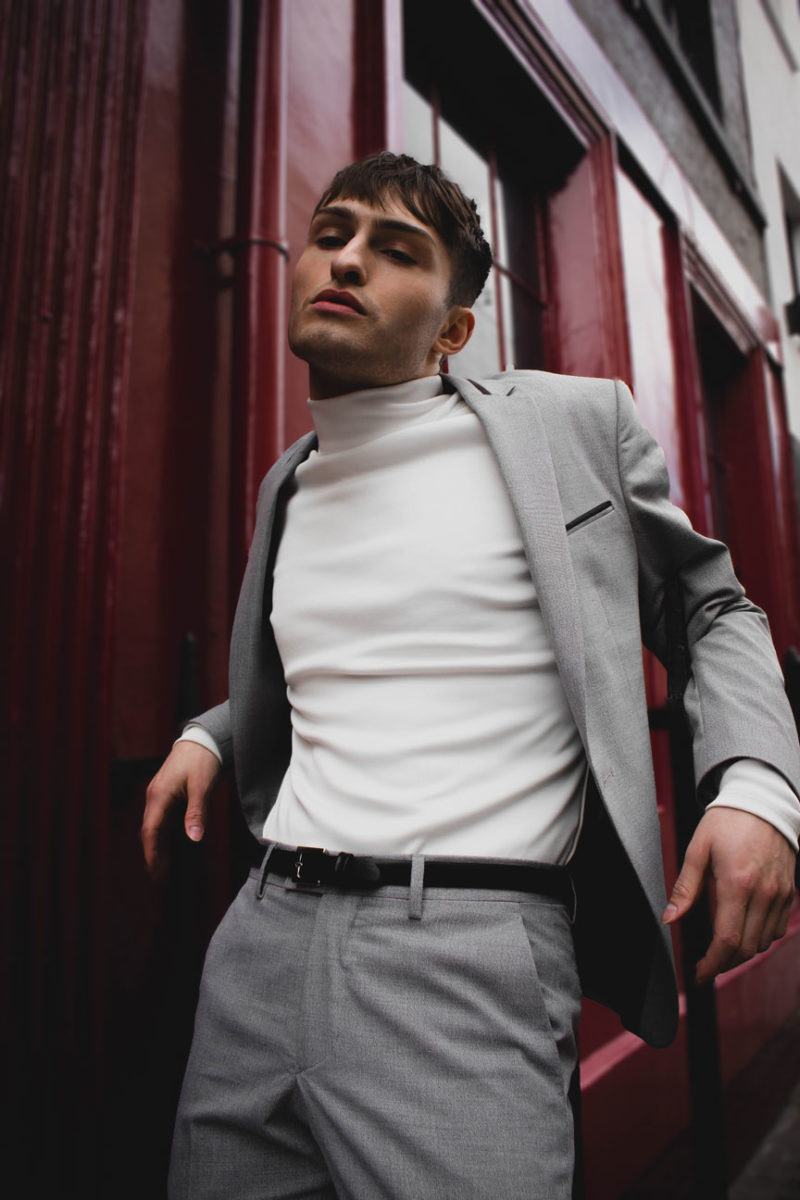 Anzüge-im-Sommer-grauer-Anzug-Mister-Matthew-in-London-Soho-rote-Wand-red-Wall-Fashionblog-Streetstyle-Look-10 Anzüge im Sommer grauer Anzug Mister Matthew in London Soho rote Wand red Wall Fashionblog Streetstyle Look 10
