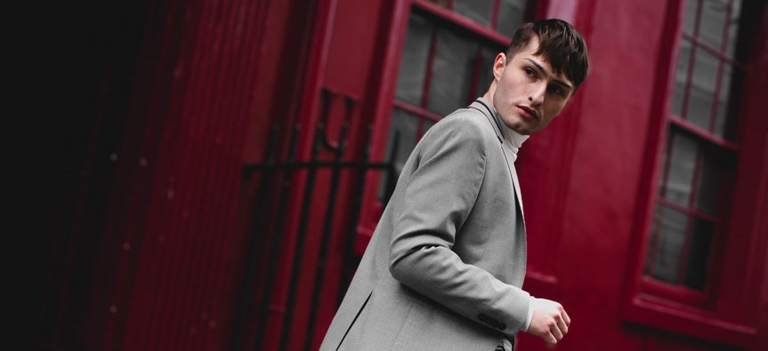 Anzüge im Sommer grauer Anzug Mister Matthew in London Soho rote Wand red Wall Fashionblog Streetstyle Look 11
