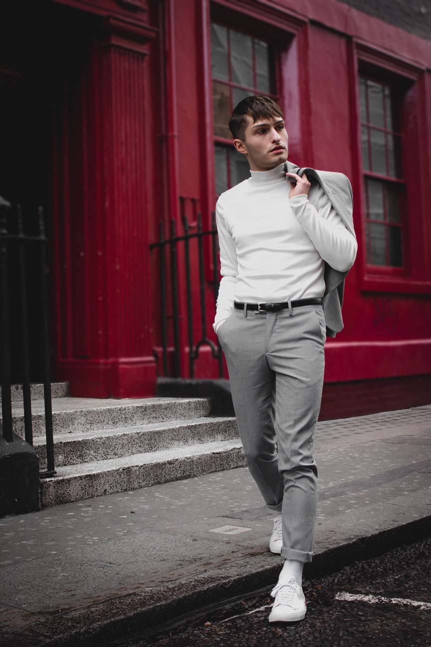 Anzüge im Sommer grauer Anzug Mister Matthew in London Soho rote Wand red Wall Fashionblog Streetstyle Look 6