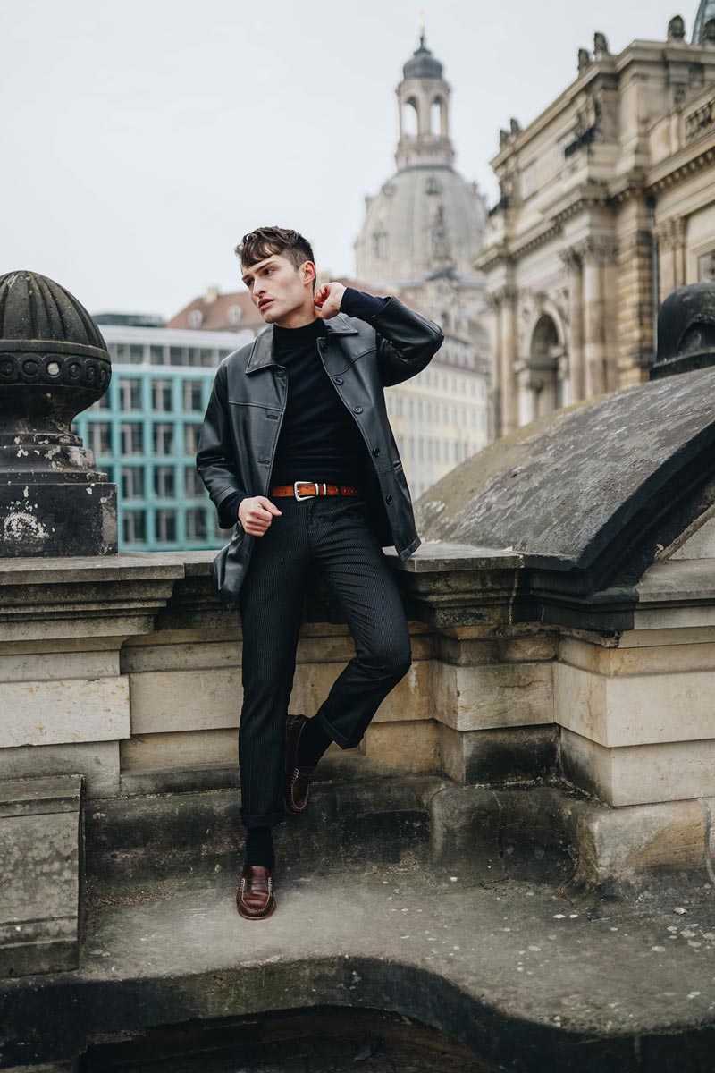 Der Liebesbrief im Ledermantel Dresden Fashion Blog für Männer schwarzes Outfit Mister Matthew 5