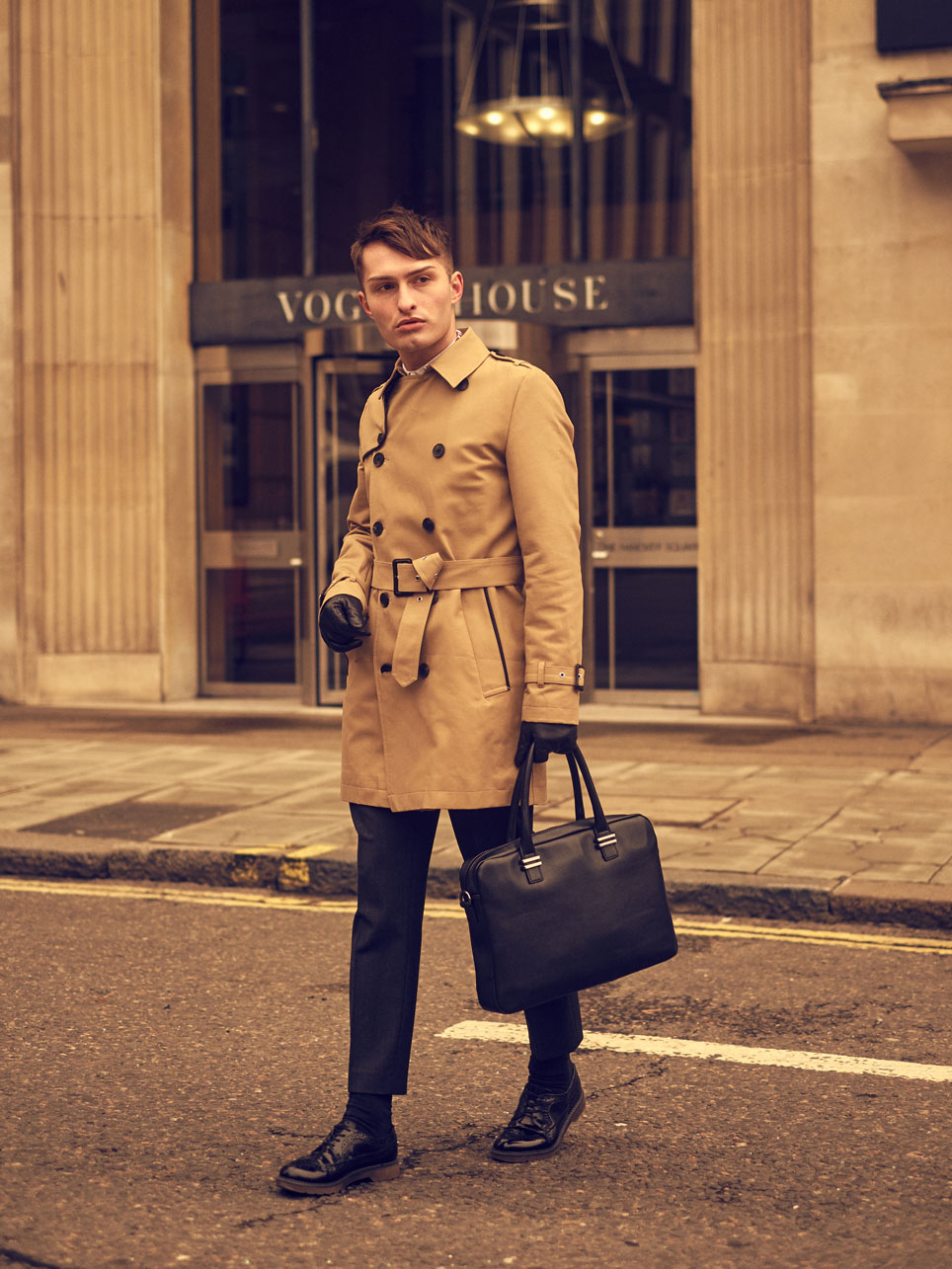 Mister Matthew Vogue und GQ im Trenchcoat Look für Condé Nast in London Fashionblog 11
