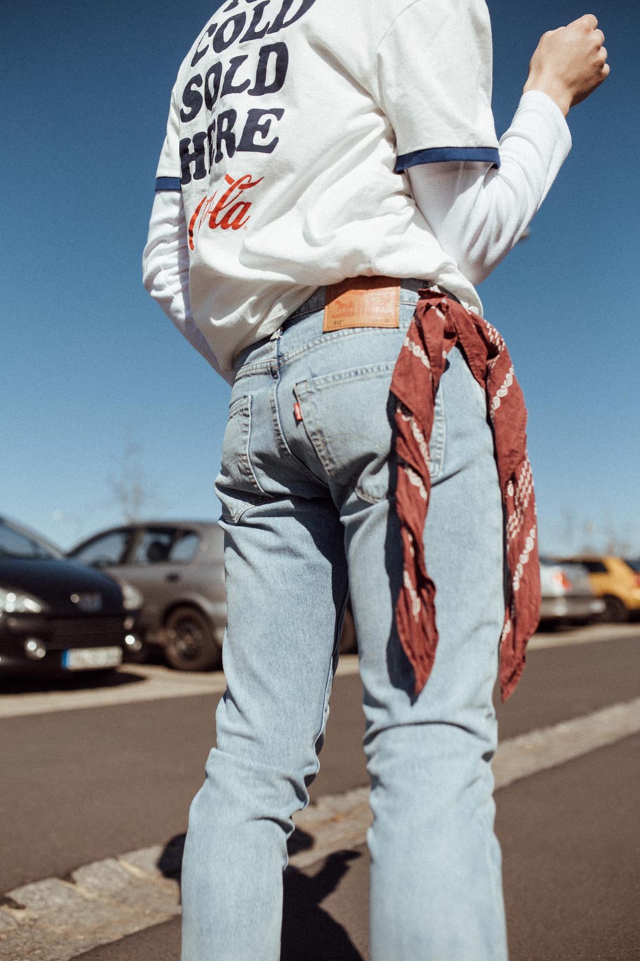 American Look mit Levis Jeans Coca Cola Shirt und weißen Sneakern Fashion Blog für Männer Mister Matthew 10