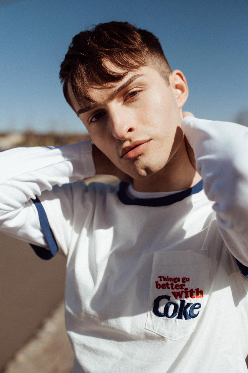 American Look mit Levis Jeans Coca Cola Shirt und weißen Sneakern Fashion Blog für Männer Mister Matthew 13