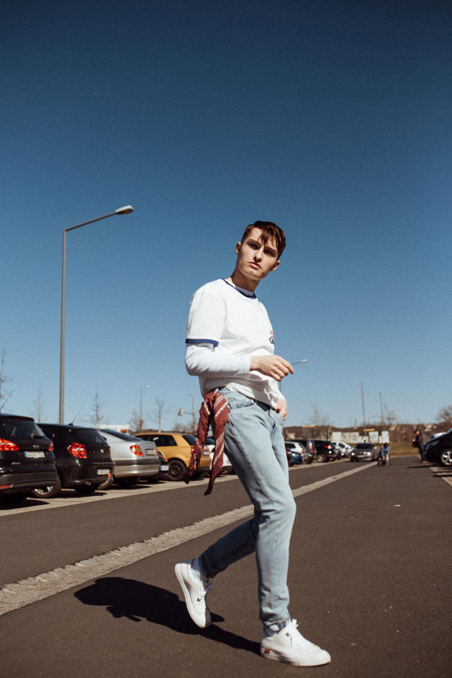 American Look mit Levis Jeans Coca Cola Shirt und weißen Sneakern Fashion Blog für Männer Mister Matthew 14