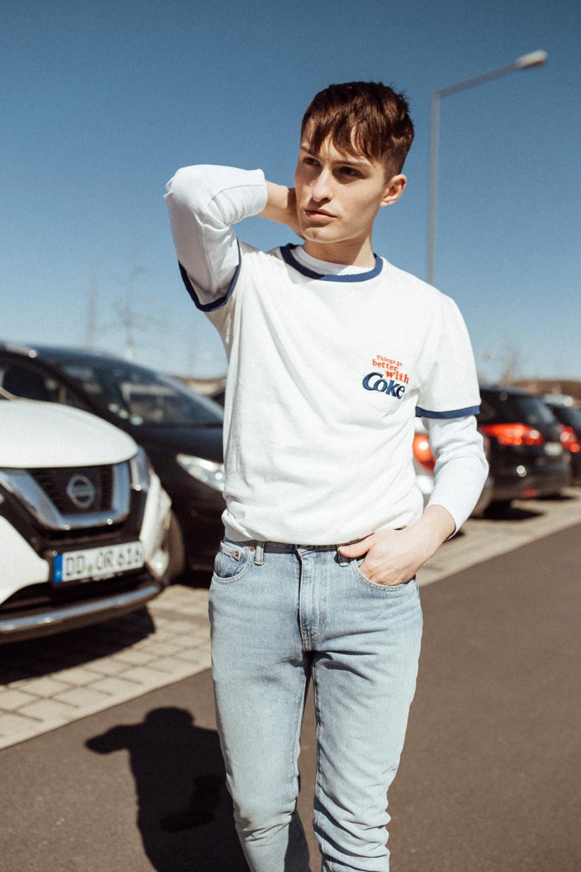 American Look mit Levis Jeans Coca Cola Shirt und weißen Sneakern Fashion Blog für Männer Mister Matthew 2