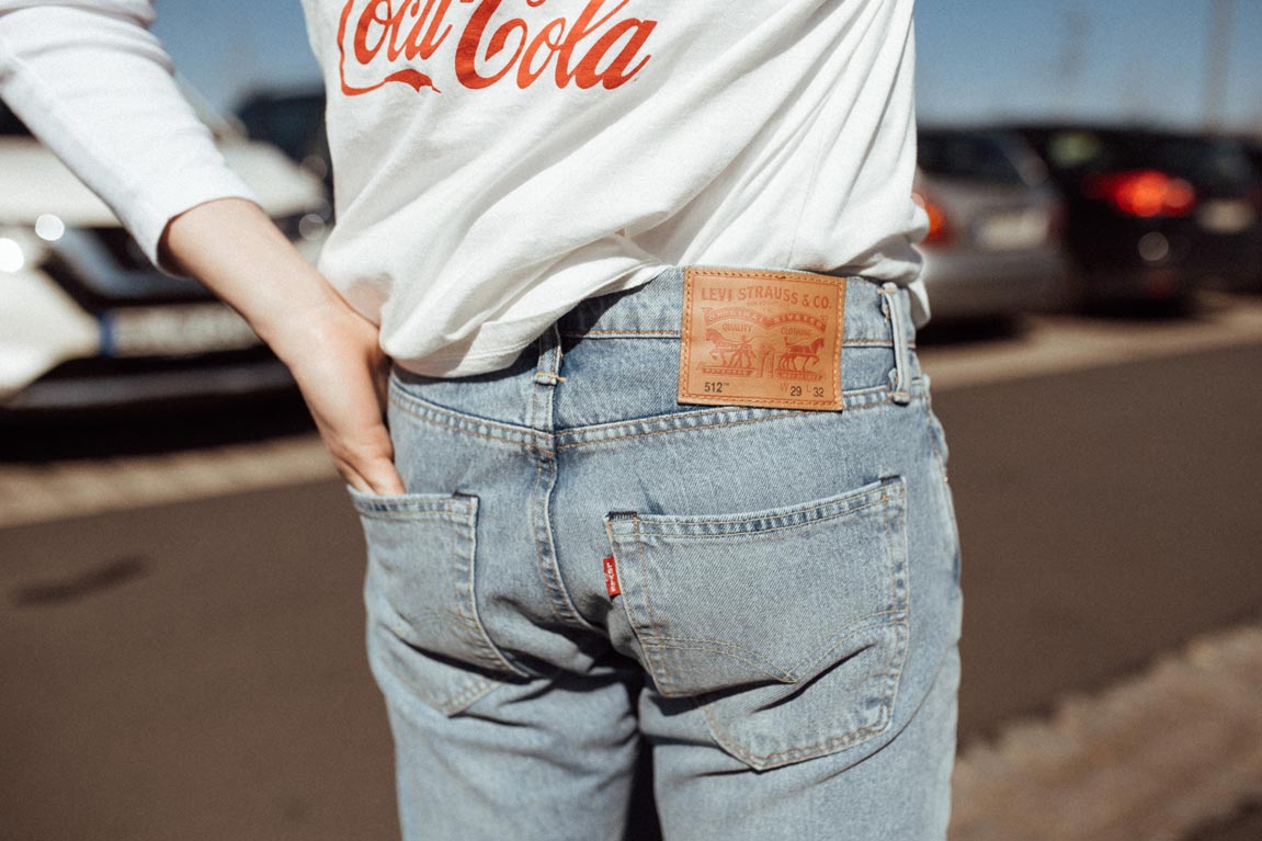 American Look mit Levis Jeans Coca Cola Shirt und weißen Sneakern Fashion Blog für Männer Mister Matthew 4