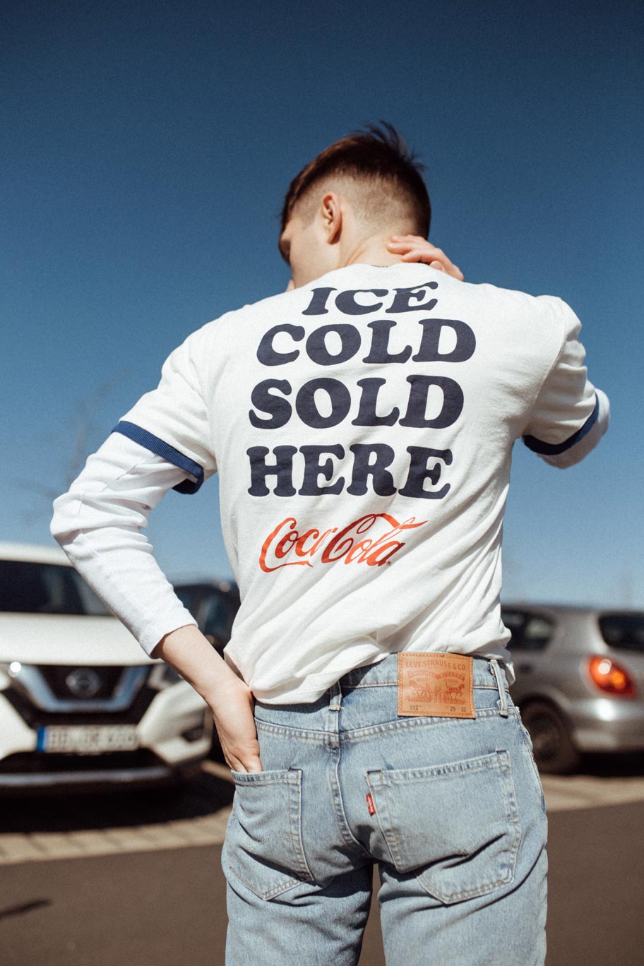 American Look mit Levis Jeans Coca Cola Shirt und weißen Sneakern Fashion Blog für Männer Mister Matthew 5