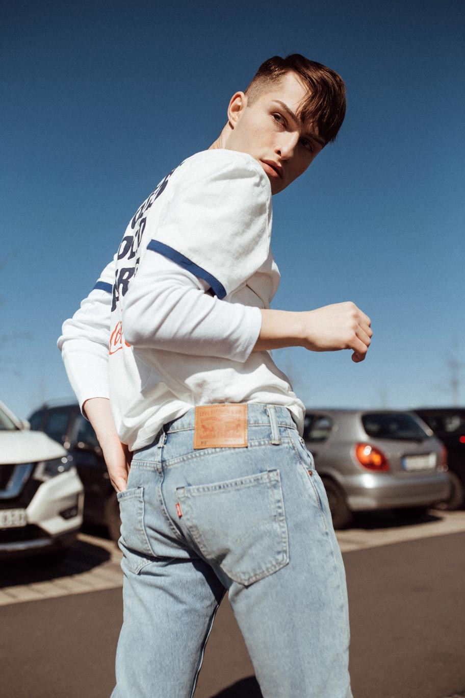 American Look mit Levis Jeans Coca Cola Shirt und weißen Sneakern Fashion Blog für Männer Mister Matthew 6