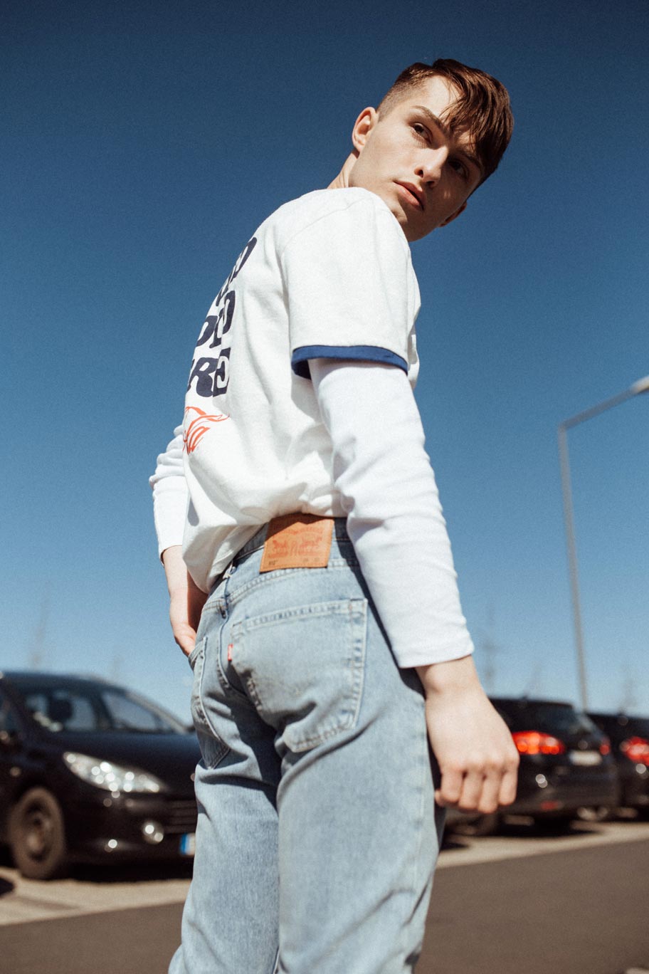 American Look mit Levis Jeans Coca Cola Shirt und weißen Sneakern Fashion Blog für Männer Mister Matthew 7
