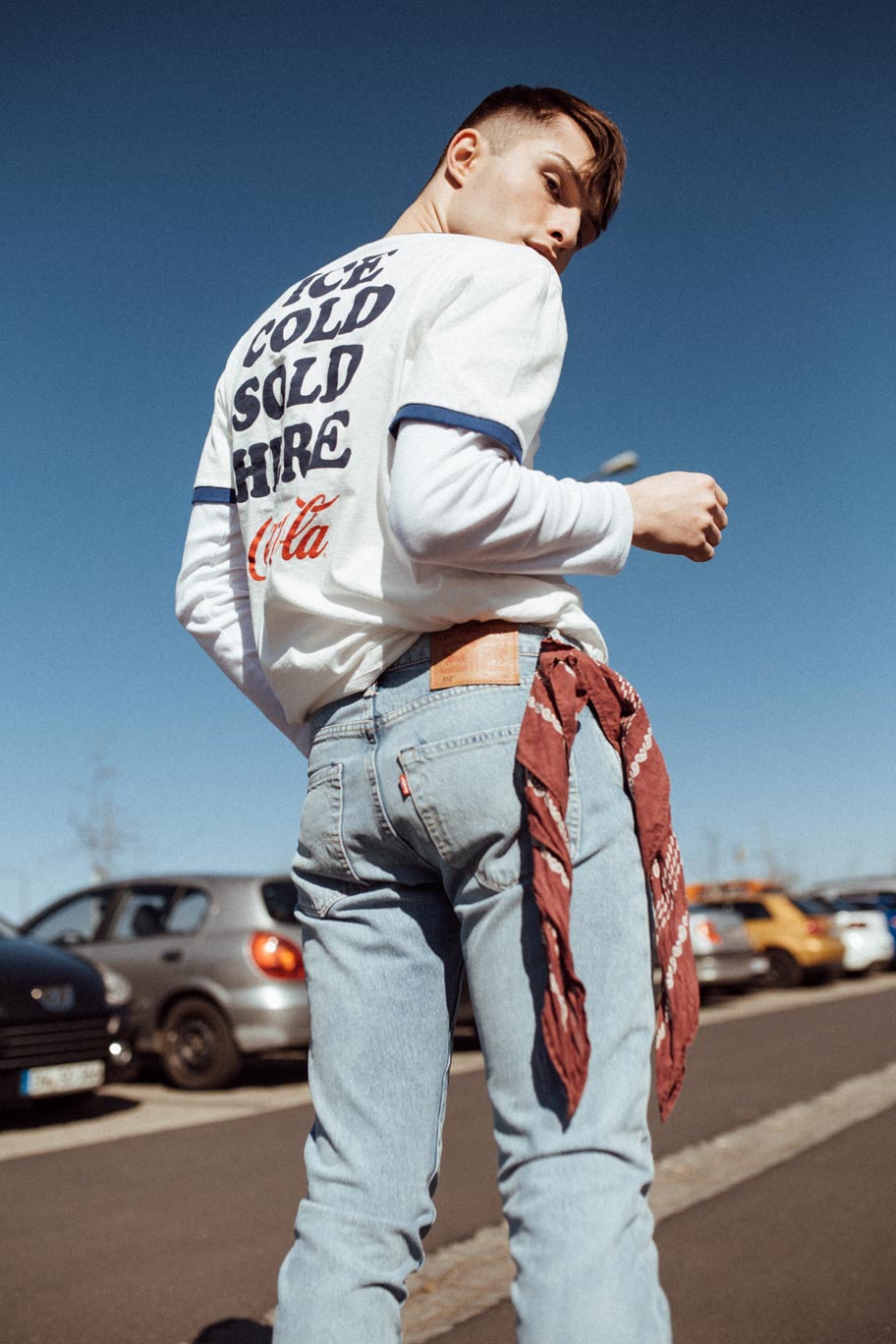 American Look mit Levis Jeans Coca Cola Shirt und weißen Sneakern Fashion Blog für Männer Mister Matthew 9