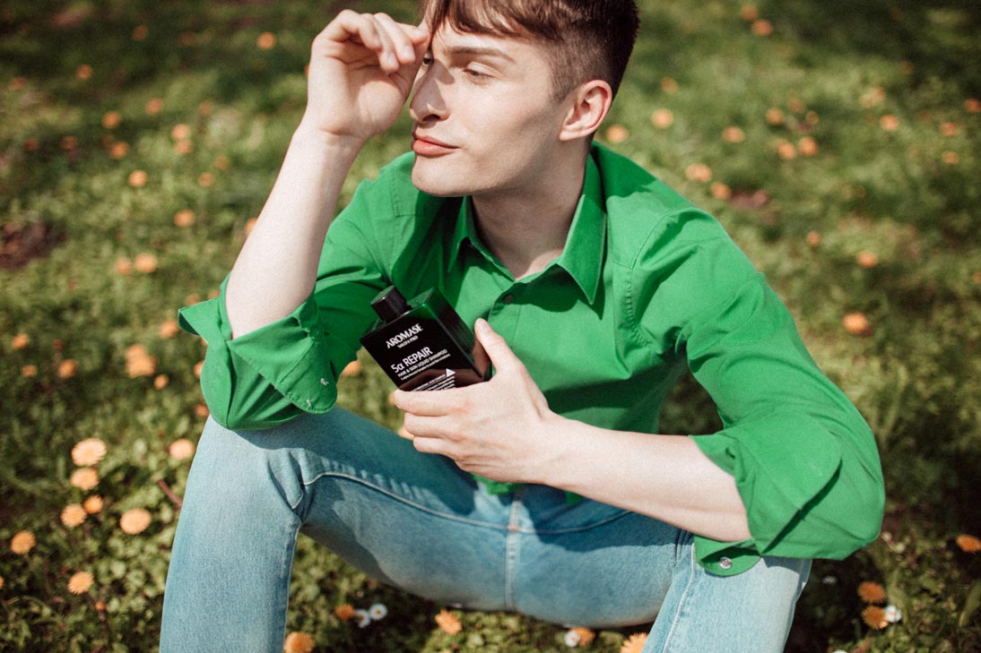 wie bekomme ich kräftige Haare Aromase grünes Shirt Natur Wiese Fashion Blog für Männer Mister Matthew 1