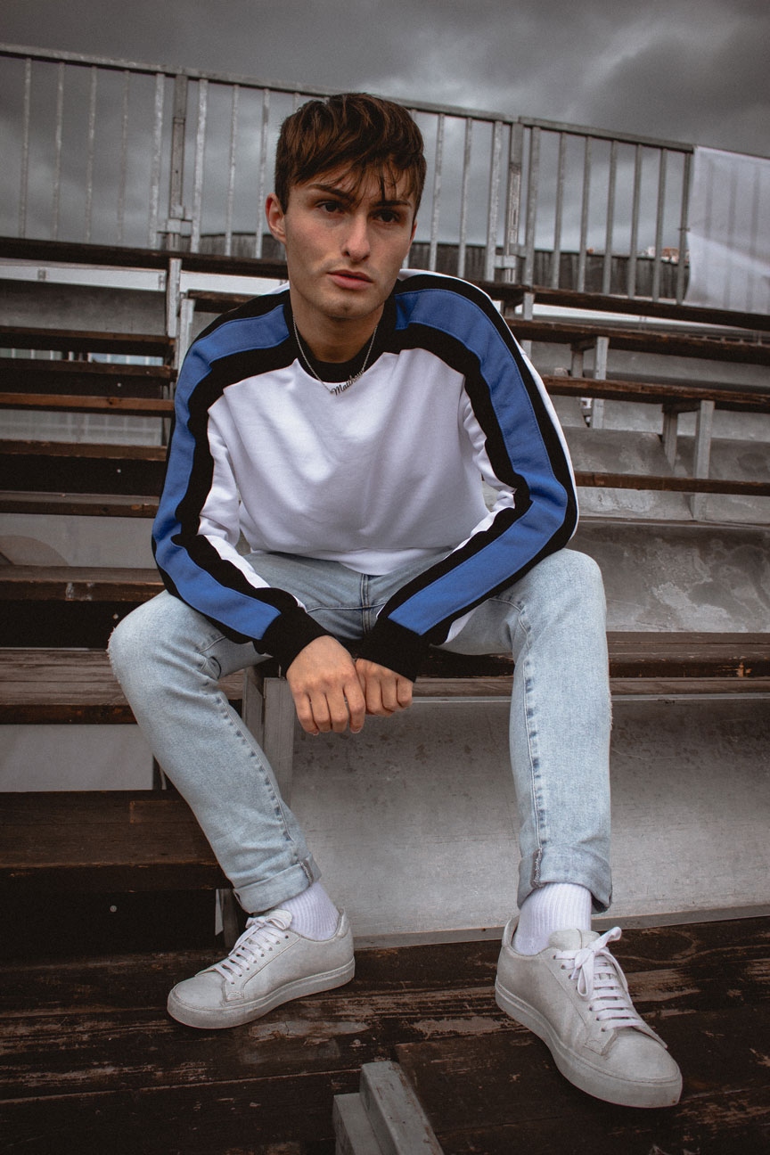 Tribüne | weißer Pullover mit blauen Streifen | Sport Look | Fashion Blog für Männer | Mister Matthew 1