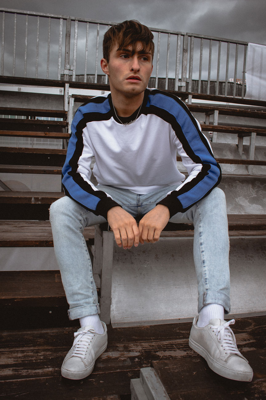 Tribüne | weißer Pullover mit blauen Streifen | Sport Look | Fashion Blog für Männer | Mister Matthew 2