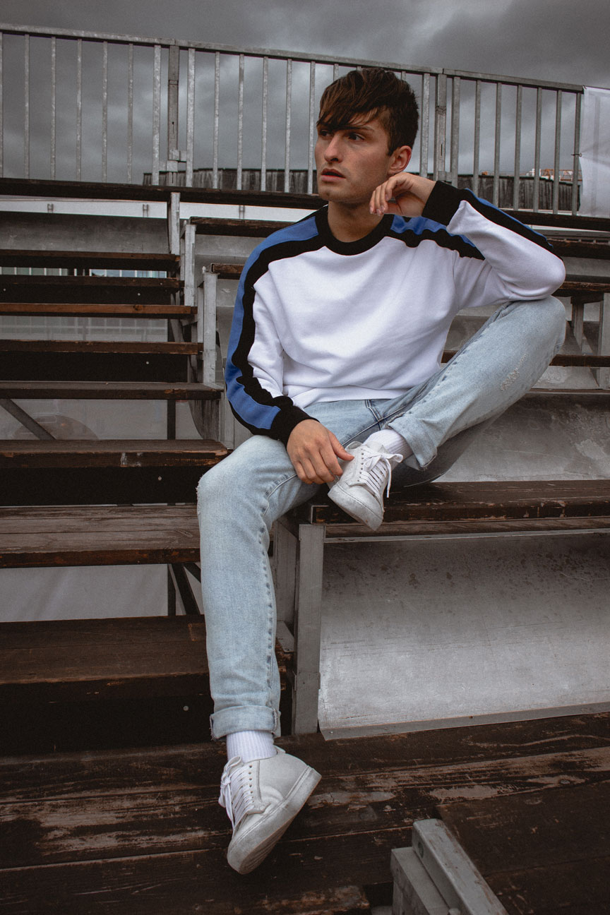 Tribüne | weißer Pullover mit blauen Streifen | Sport Look | Fashion Blog für Männer | Mister Matthew 3