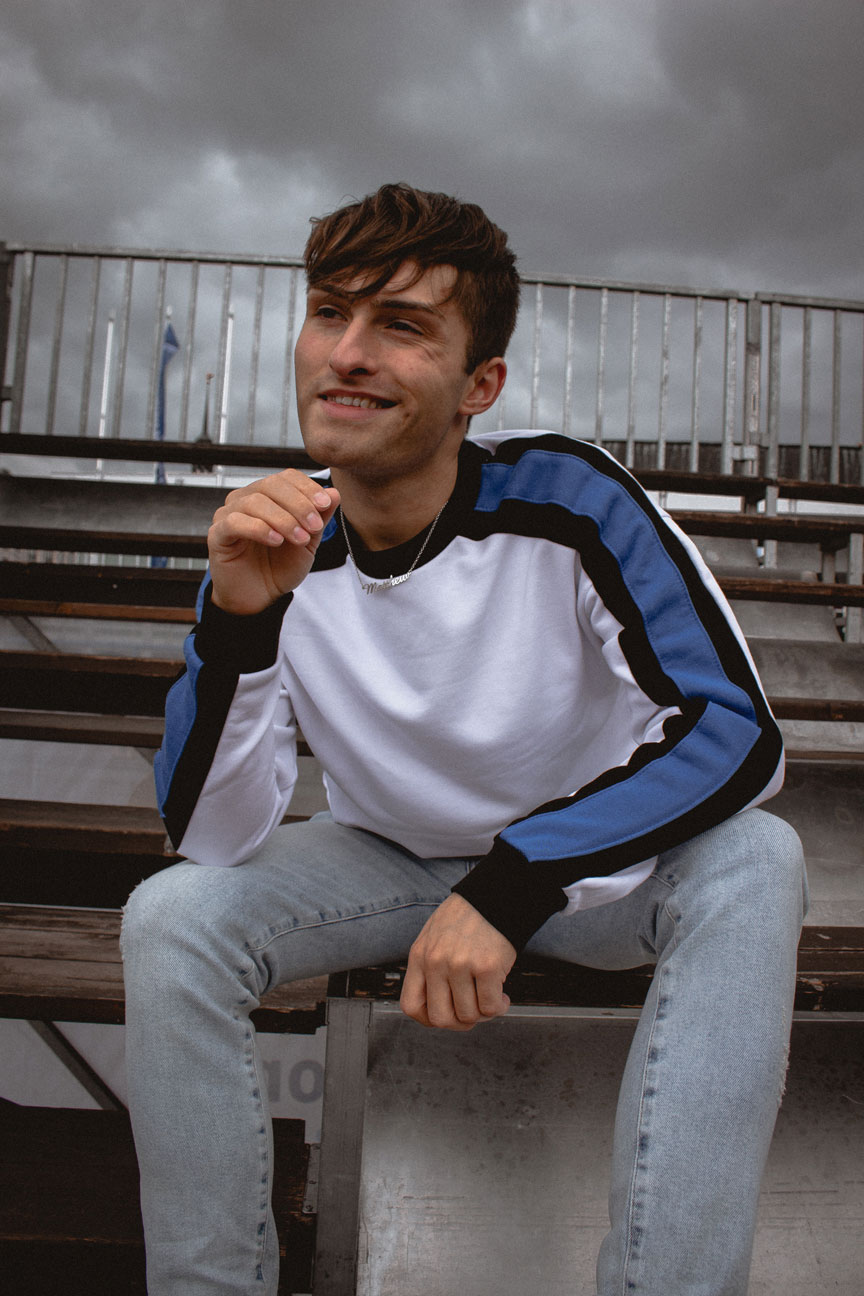 Tribüne | weißer Pullover mit blauen Streifen | Sport Look | Fashion Blog für Männer | Mister Matthew 4