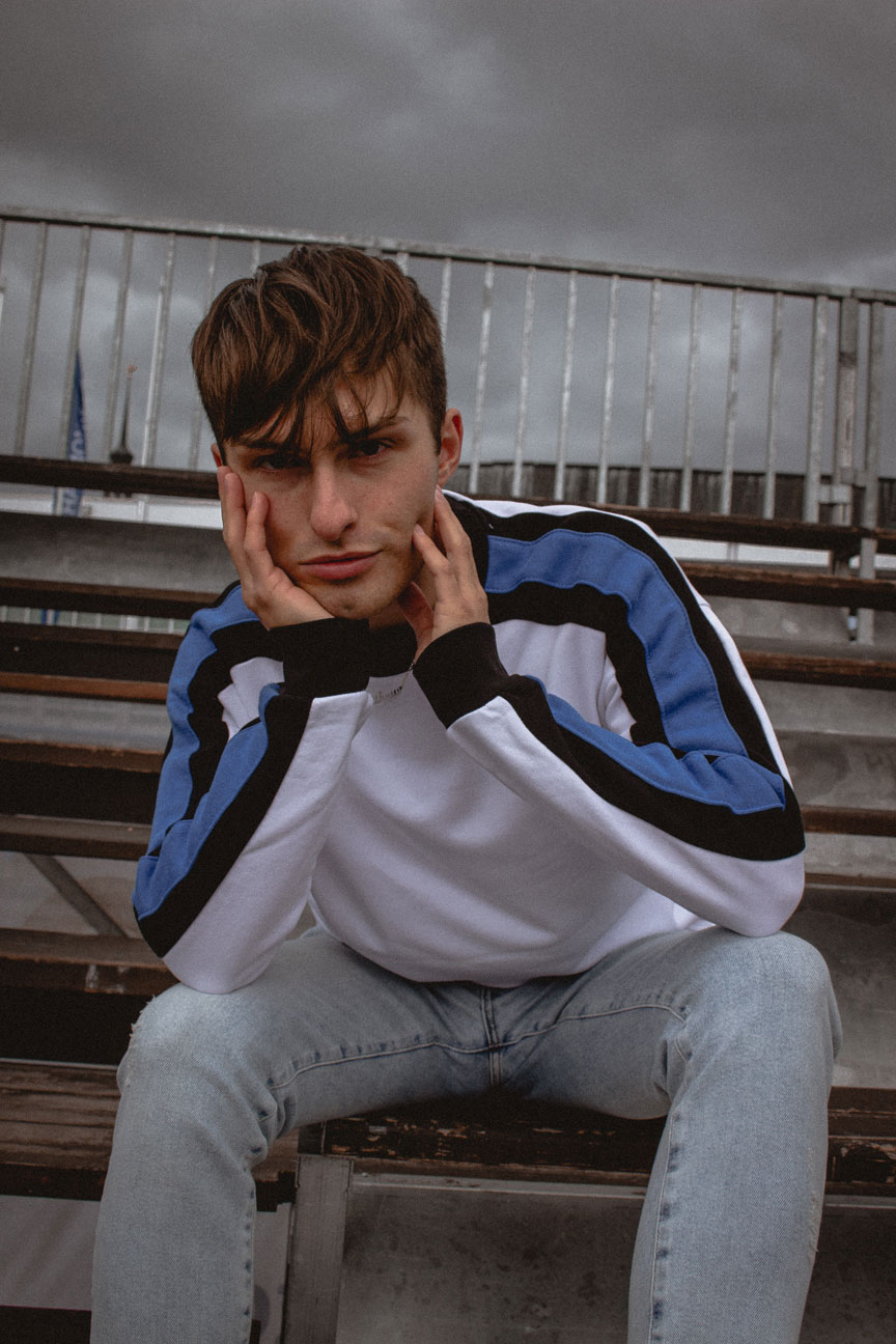 Tribüne | weißer Pullover mit blauen Streifen | Sport Look | Fashion Blog für Männer | Mister Matthew 6