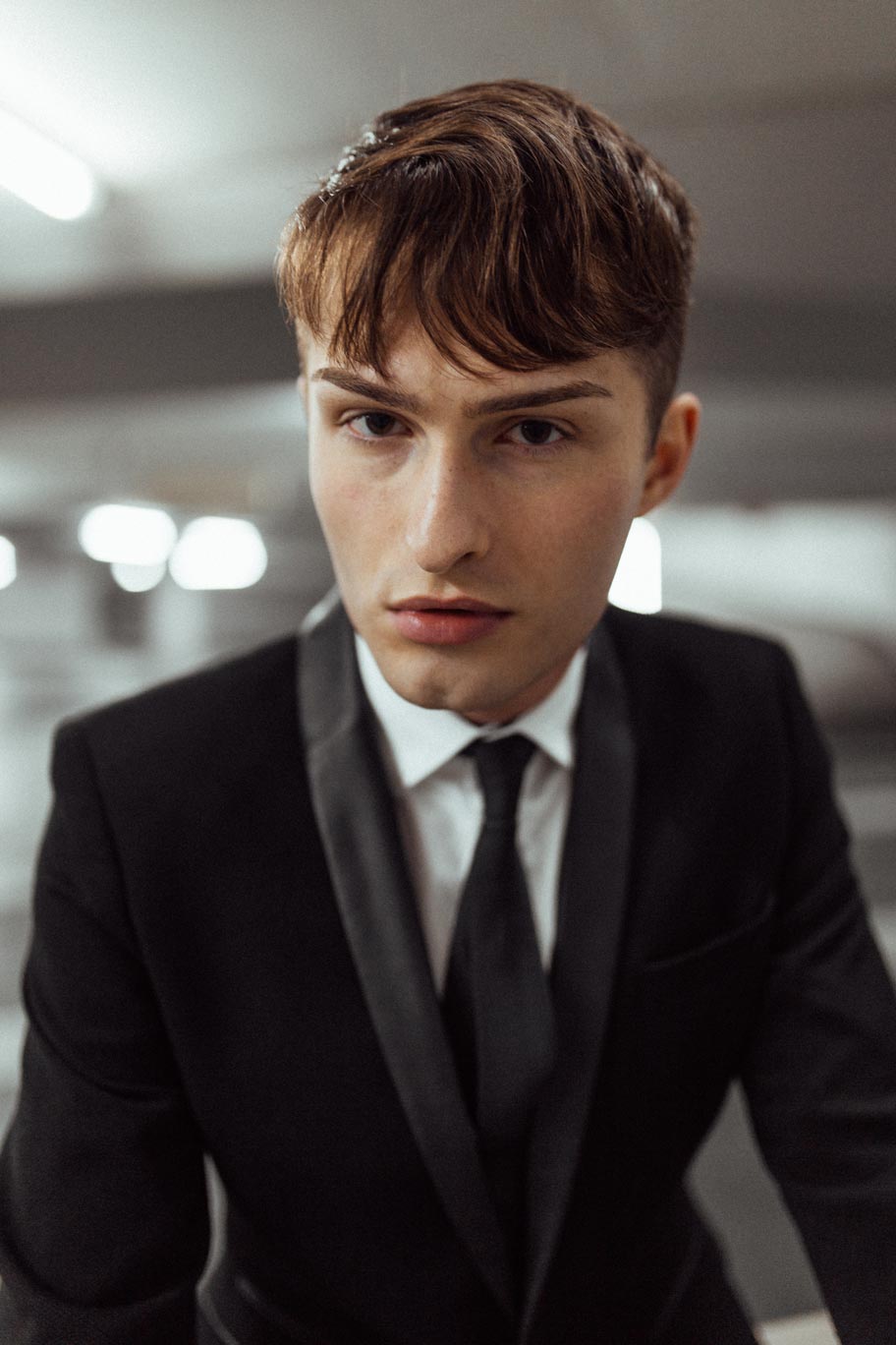 schwarze Anzug für Männer Mister Matthew vor grauer Wand Fashion Blog 5