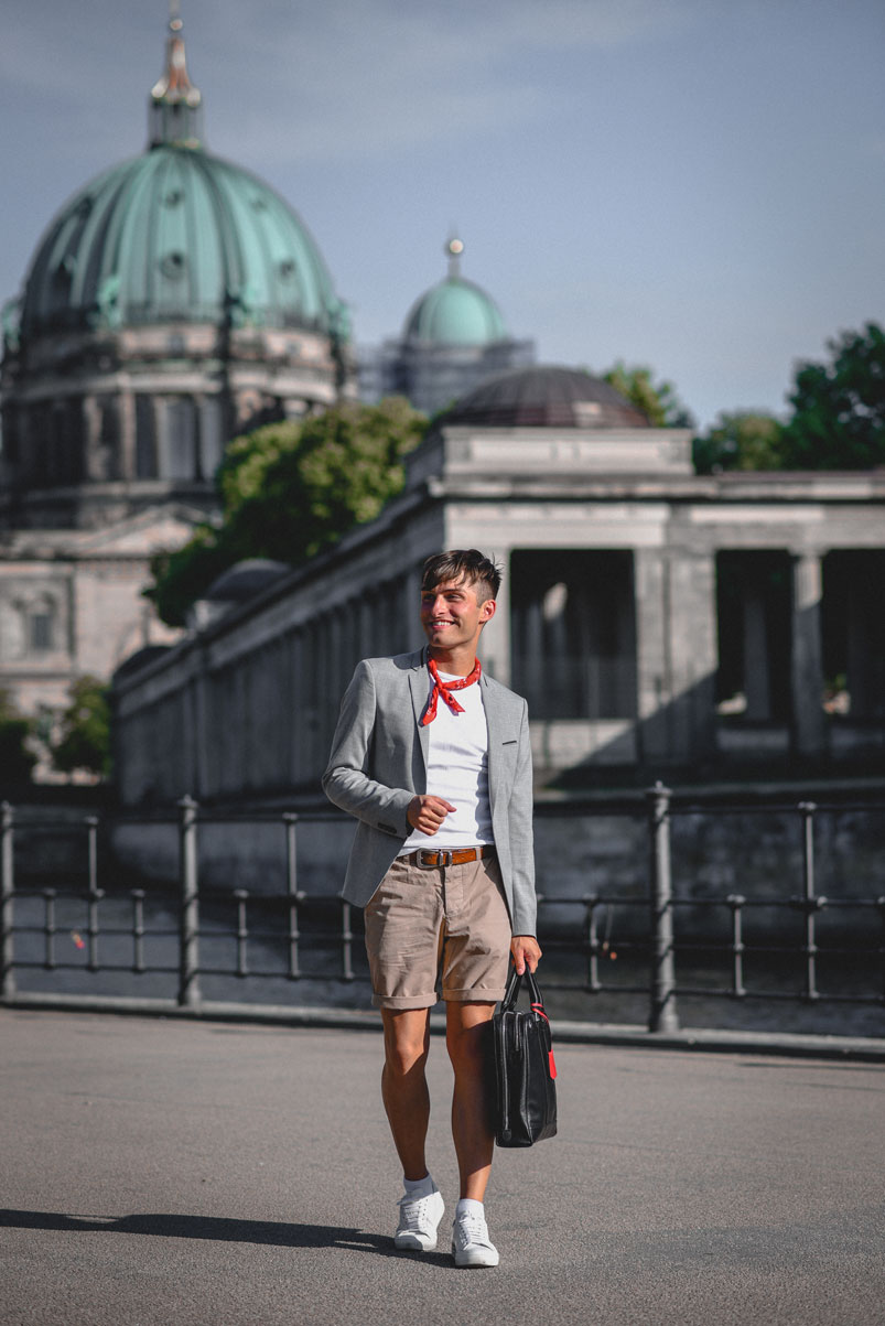 Berlin Fashion Week | Berliner Dom | Streetstyle | Rotes Tuch Accessoires | Sakko und kurze Hose | Look | Mister Matthew 1
