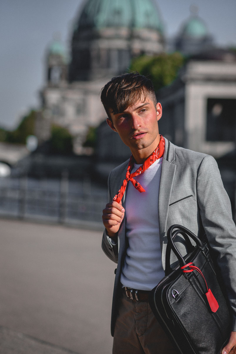 Berlin Fashion Week | Berliner Dom | Streetstyle | Rotes Tuch Accessoires | Sakko und kurze Hose | Look | Mister Matthew 6