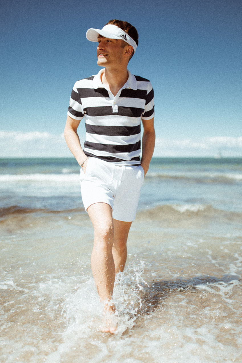 Marine Look | Beach Look | Strand Outfit | Ostsee | Streifen Shirt mit weißer Hose und Adidas Kappe | Fashion Blog für Männer | Mister Matthew 1