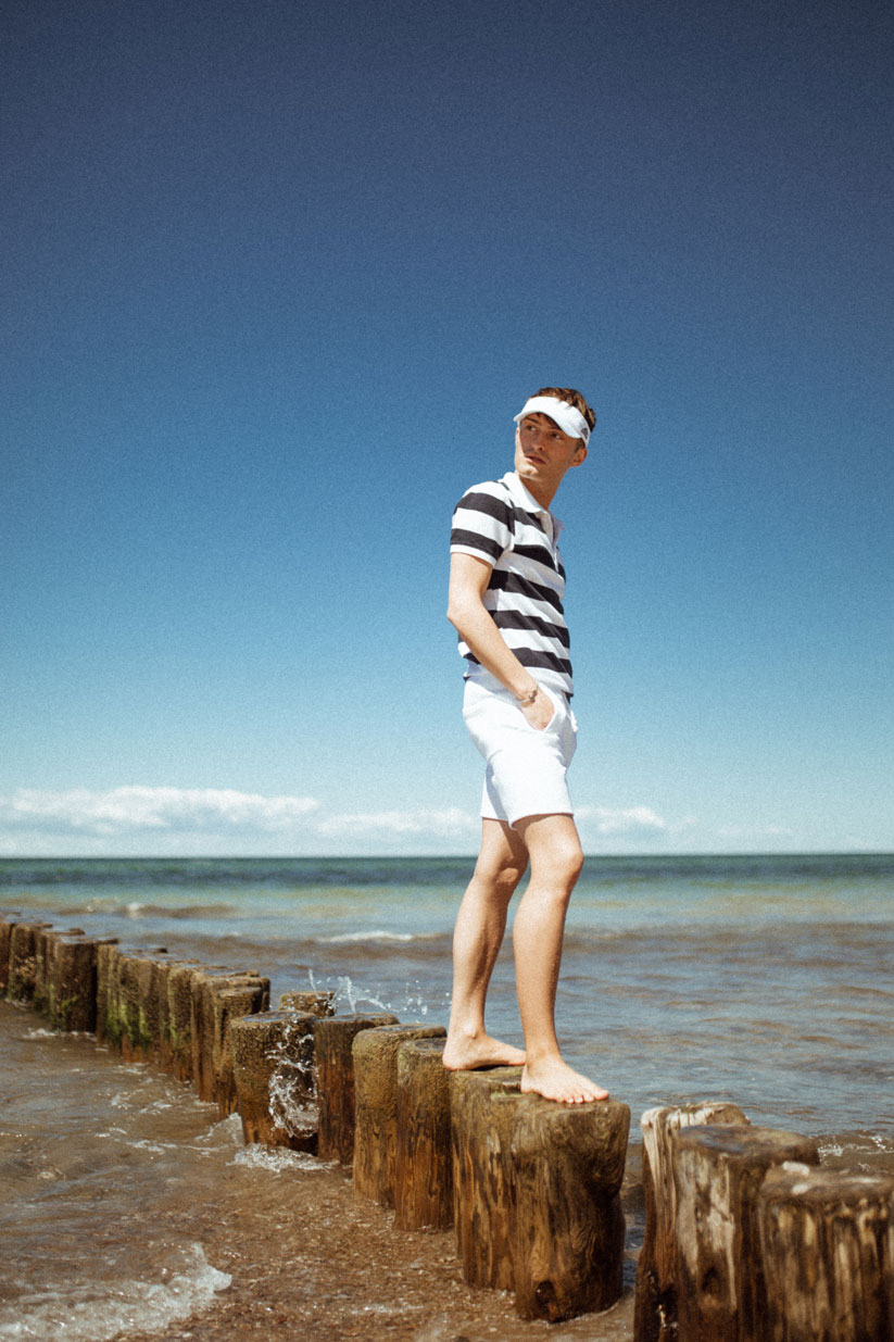 Marine Look | Beach Look | Strand Outfit | Ostsee | Streifen Shirt mit weißer Hose und Adidas Kappe | Fashion Blog für Männer | Mister Matthew 11