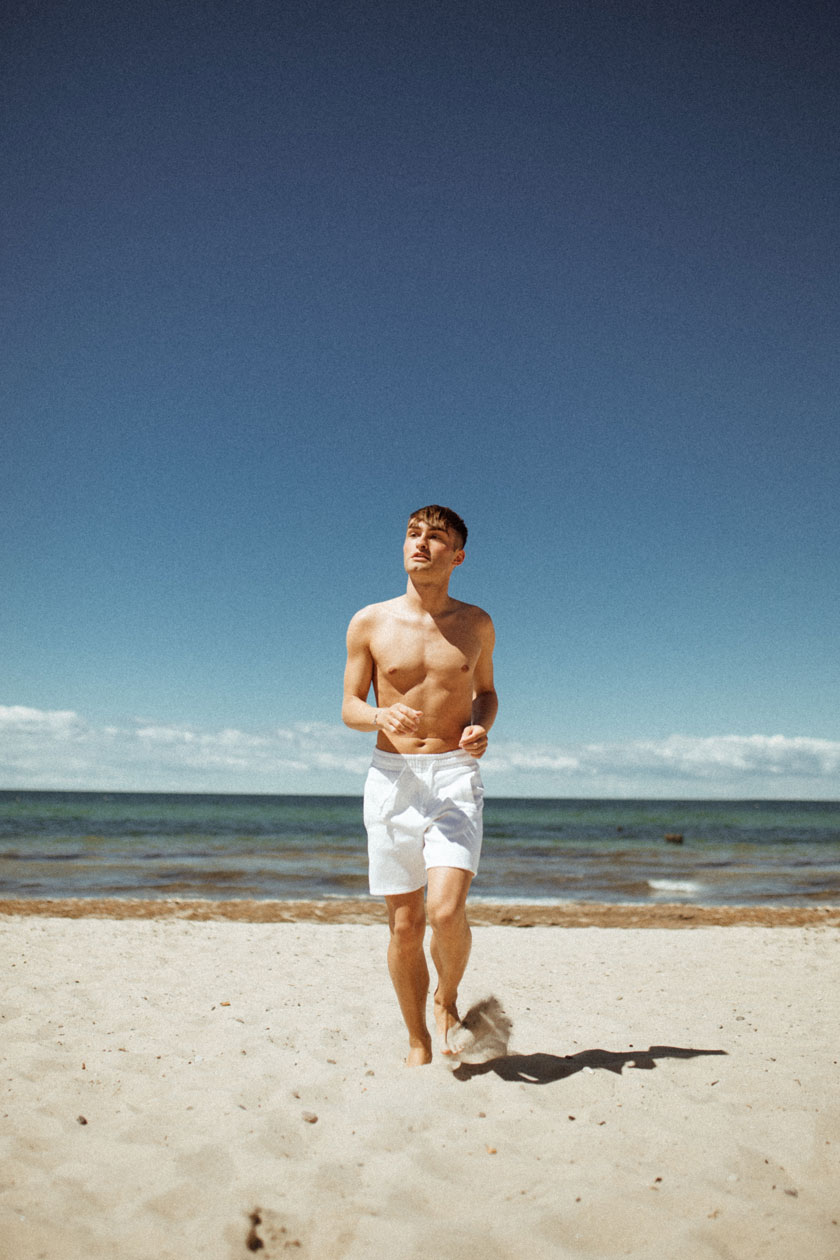 Marine Look | Beach Look | Strand Outfit | Ostsee | Streifen Shirt mit weißer Hose und Adidas Kappe | Fashion Blog für Männer | Mister Matthew 13