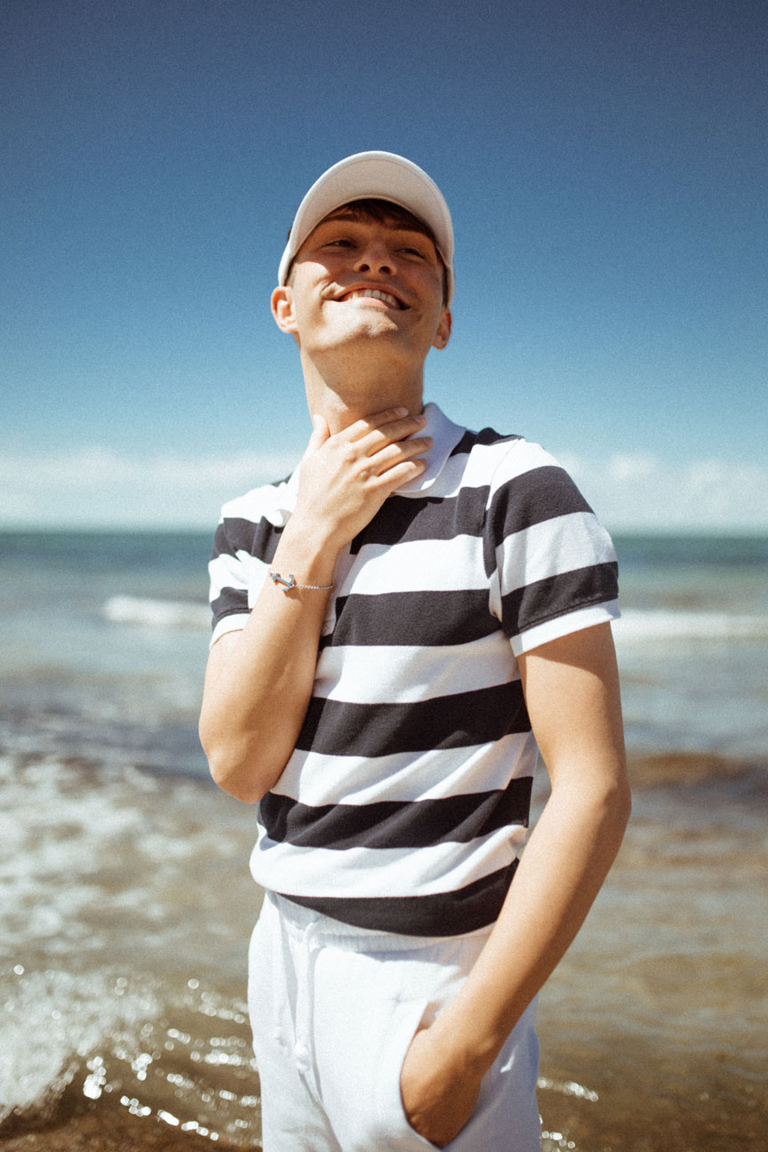 Marine Look | Beach Look | Strand Outfit | Ostsee | Streifen Shirt mit weißer Hose und Adidas Kappe | Fashion Blog für Männer | Mister Matthew 2
