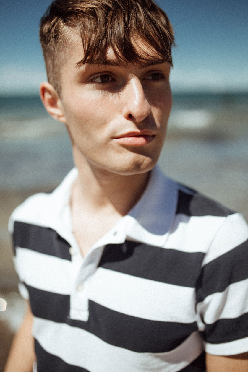 Marine Look | Beach Look | Strand Outfit | Ostsee | Streifen Shirt mit weißer Hose und Adidas Kappe | Fashion Blog für Männer | Mister Matthew 4