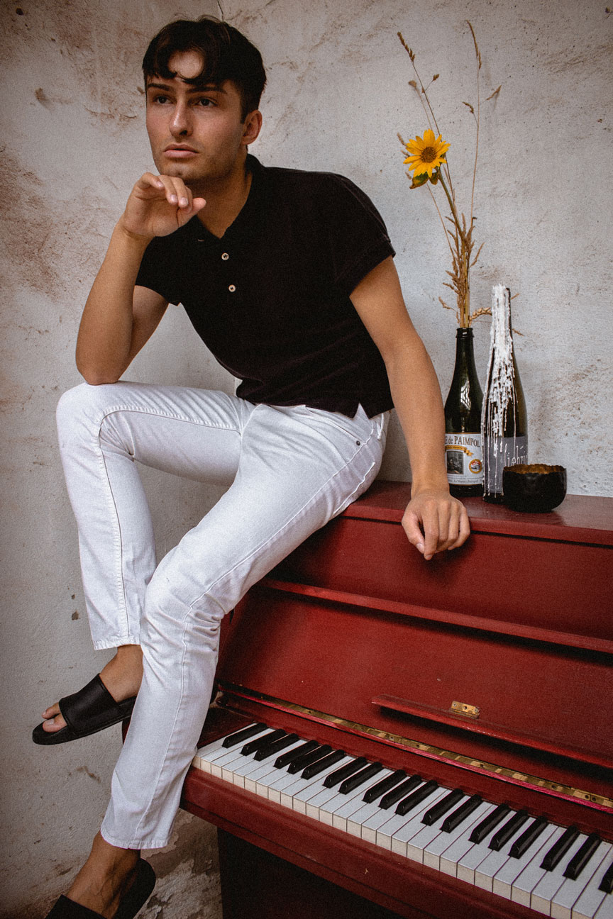 Sommerloch | rotes Klavier | weiße Jeans | Sonnenblume | Fashion Blog für Männer | Mister Matthew 2