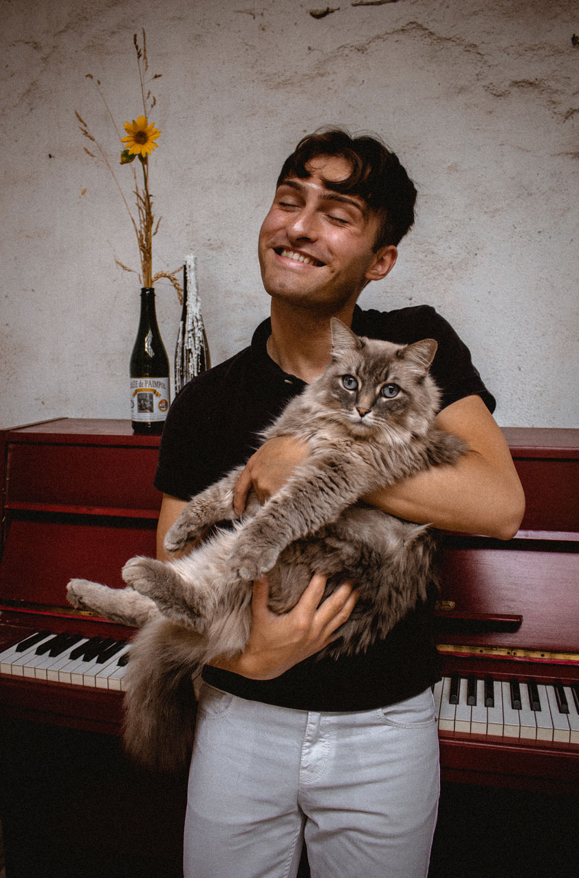 Sommerloch | rotes Klavier | Katze Kater auf dem Arm | Sonnenblume | Fashion Blog für Männer | Mister Matthew 5