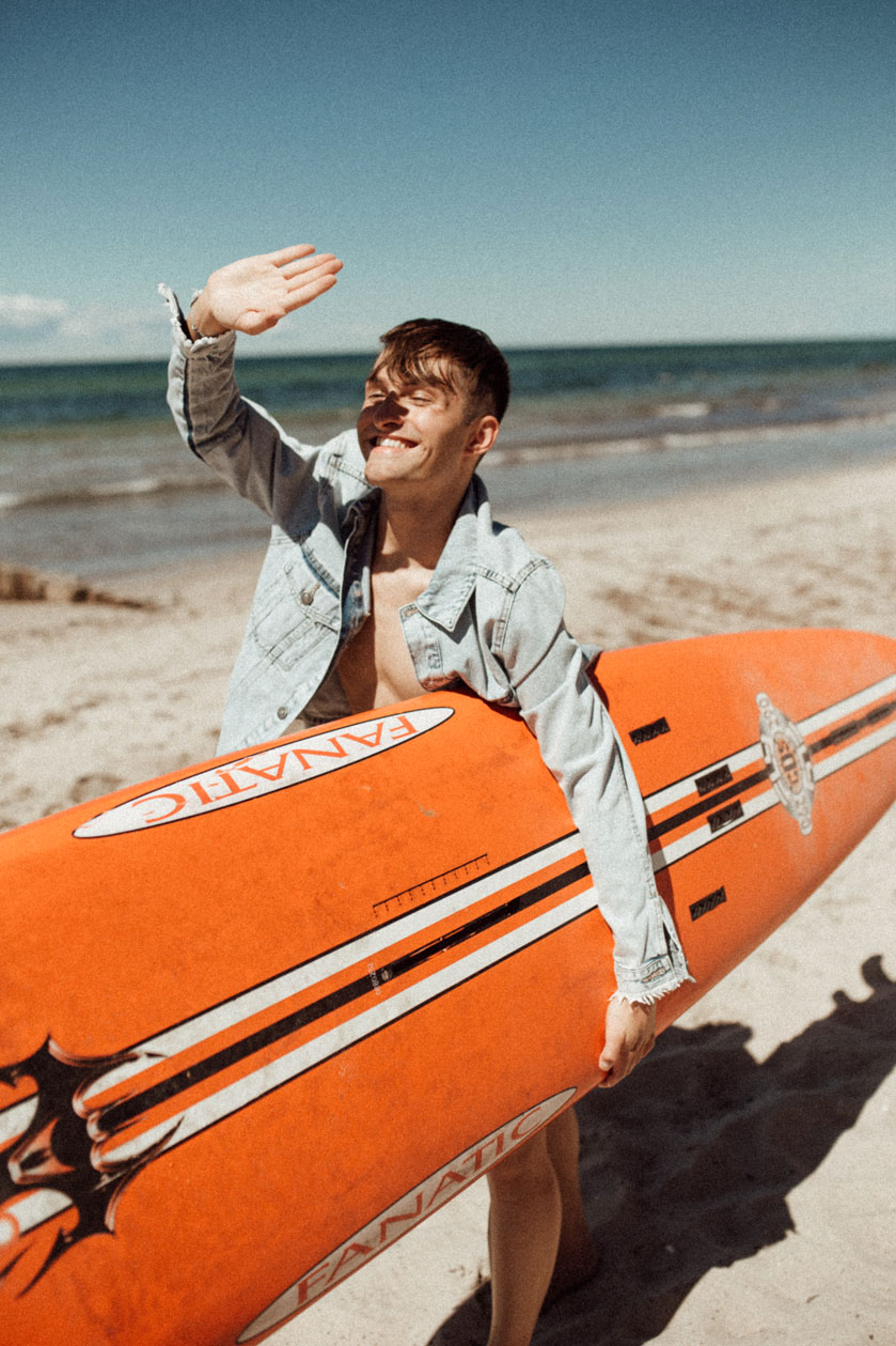 Surfer Look mit Denim Jacke | Beach Outfit | Ostsee | Surfen Surfboard | Beach Boy Mister Matthew | Fashion Blog für Männer 1