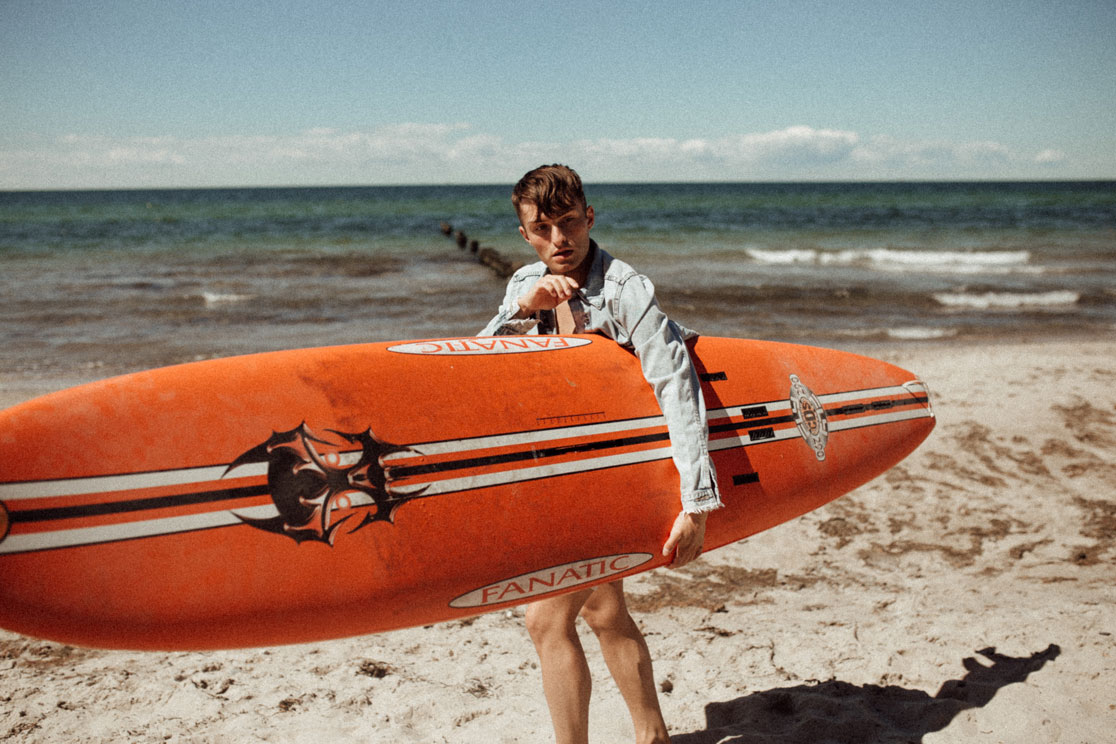 Surfer Look mit Denim Jacke | Beach Outfit | Ostsee | Surfen Surfboard | Beach Boy Mister Matthew | Fashion Blog für Männer 14