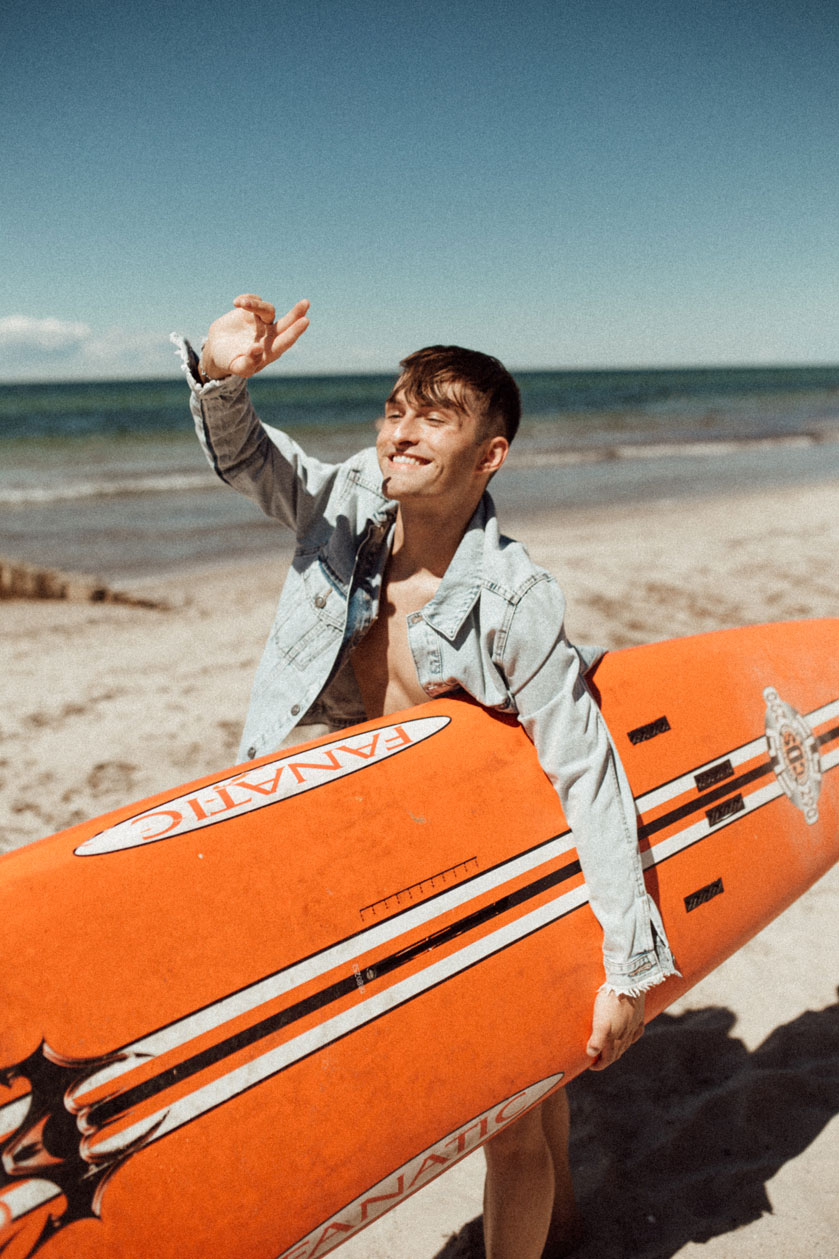 Surfer Look mit Denim Jacke | Beach Outfit | Ostsee | Surfen Surfboard | Beach Boy Mister Matthew | Fashion Blog für Männer 2