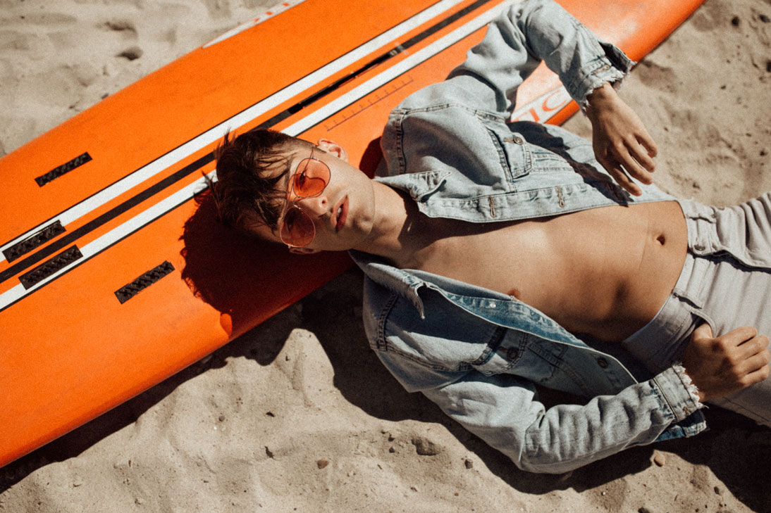 Surfer Look mit Denim Jacke | Beach Outfit | Ostsee | Surfen Surfboard | Beach Boy Mister Matthew | Fashion Blog für Männer 5