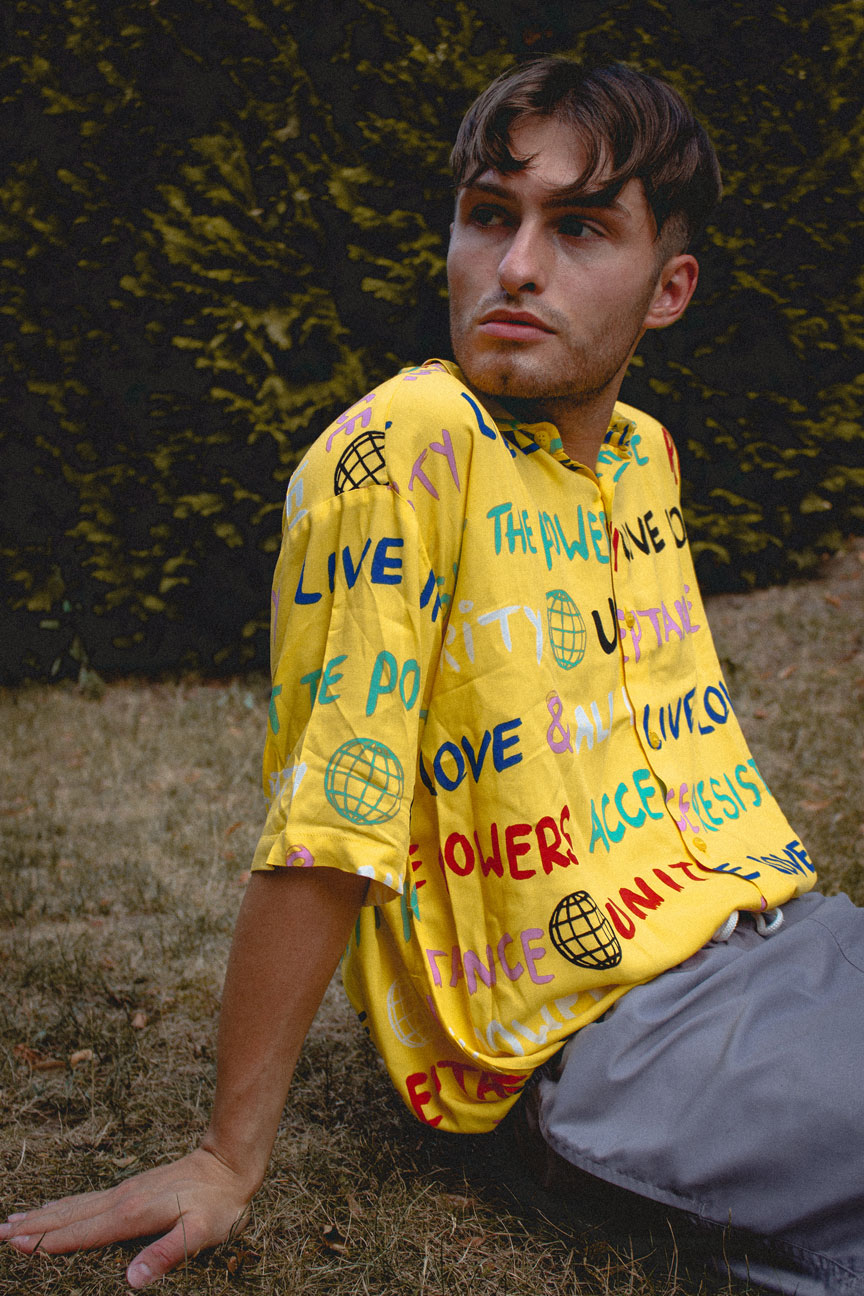 Outfit gelbes Hemd mit Print | Junge im Gras liegend | Mister Matthew | Modeblog für Herren 3