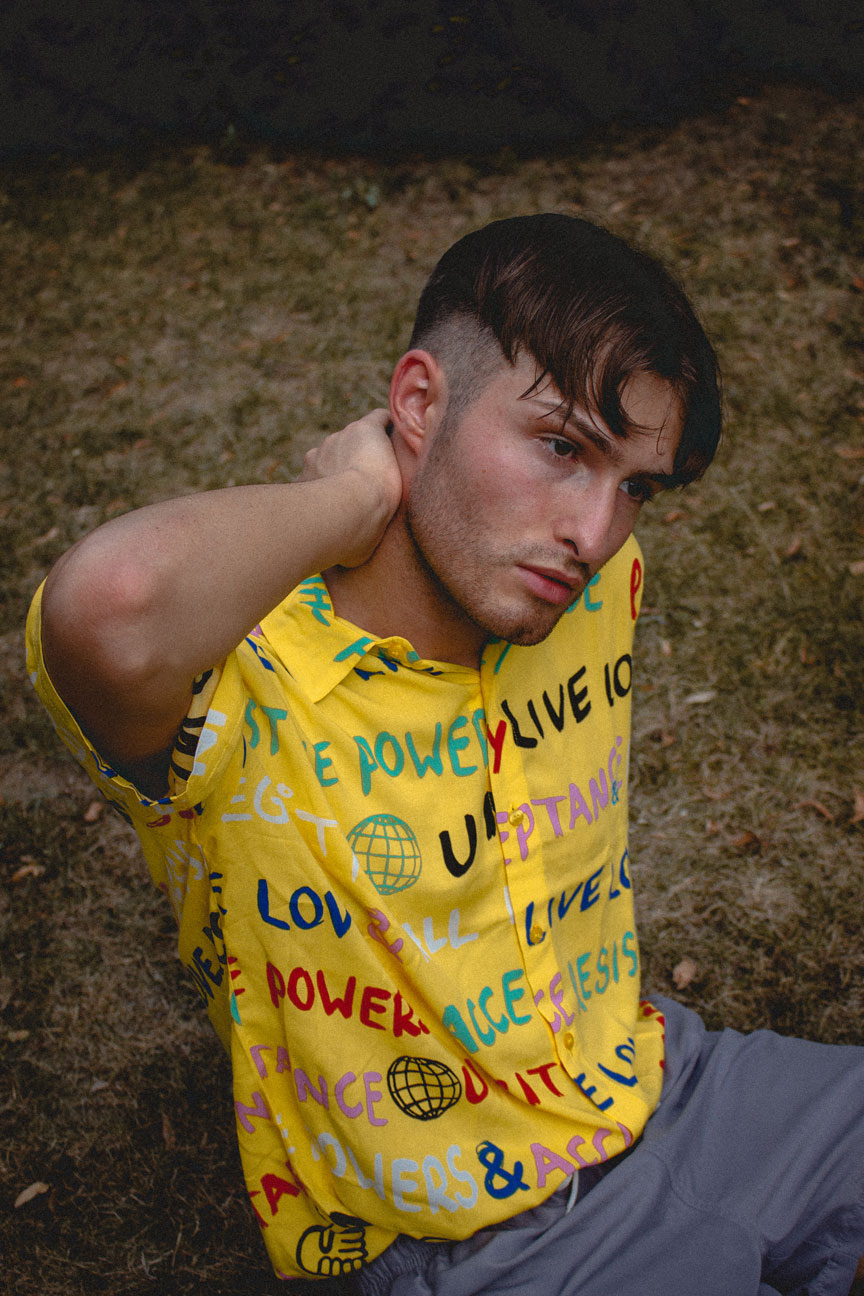 Outfit gelbes Hemd mit Print | Junge im Gras liegend | Mister Matthew | Modeblog für Herren 6