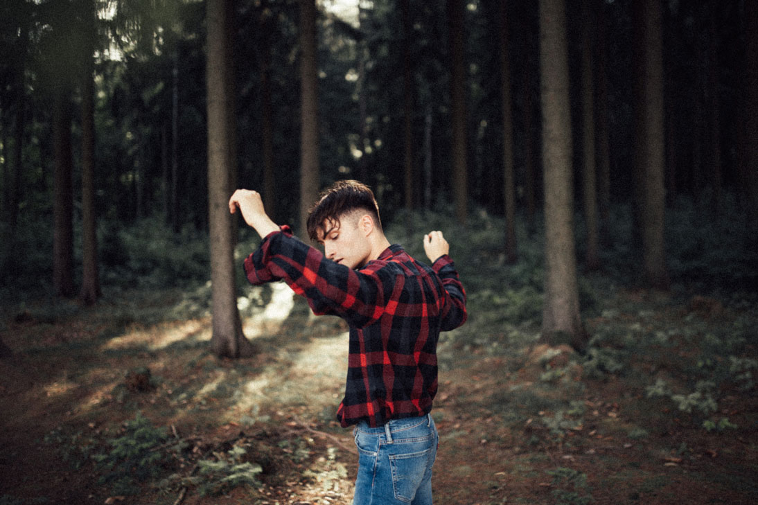 Der Junge im Wald | Mister Matthew | Karohemd und Jeans | Kurzgeschichte | tanzend | 6