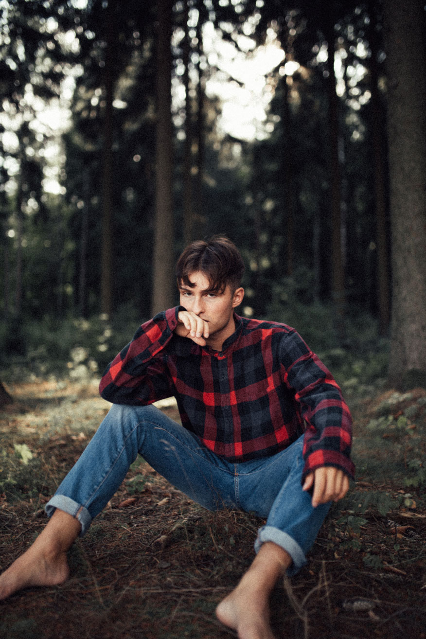 Der Junge im Wald | Mister Matthew | Karohemd und Jeans | Kurzgeschichte | sitzend auf dem Waldboden | 7