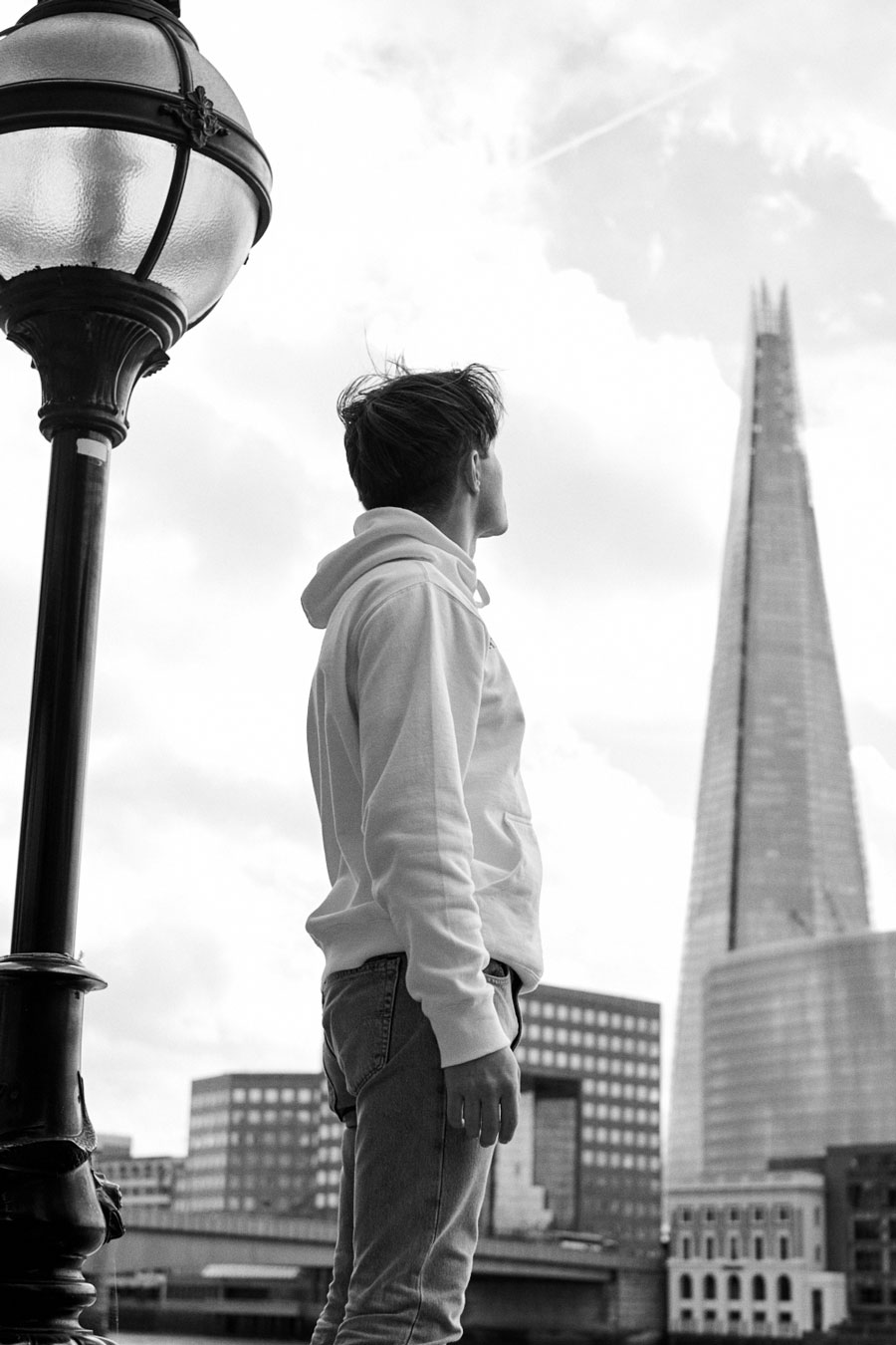Hoodie und Sneaker Outfit | The Shard London | Shirtinator | Levis Jeans | schwarz weiß Fotografie | Portrait | Matthias Limmer | 9