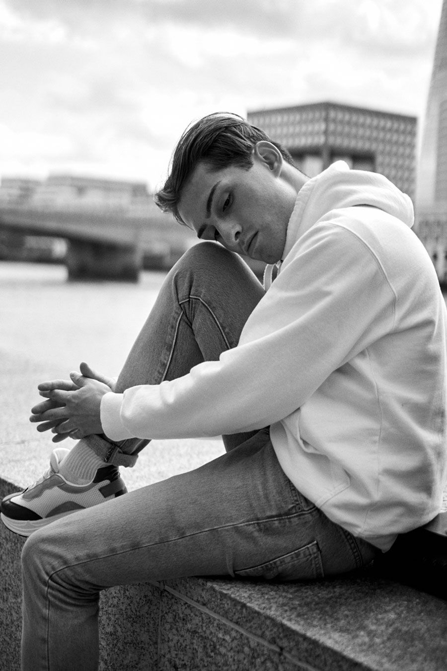 Hoodie und Sneaker Outfit | The Shard London | Shirtinator | Levis Jeans | schwarz weiß Fotografie | Portrait | Matthias Limmer | 11