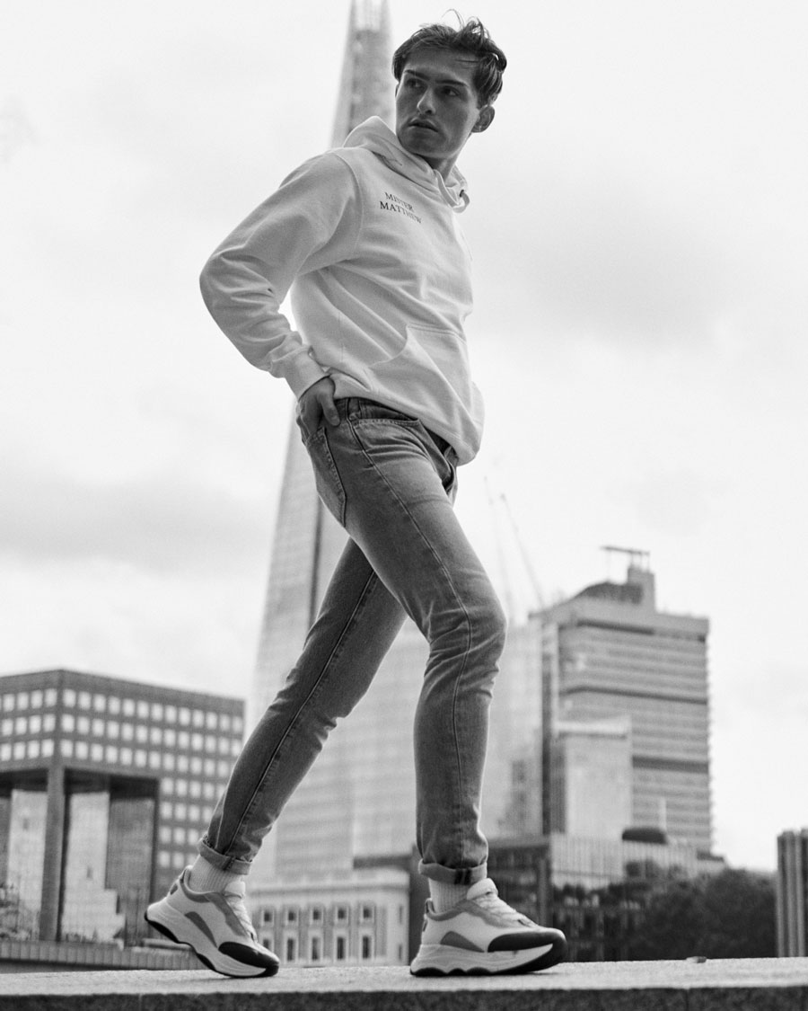 Hoodie und Sneaker Outfit | The Shard London | Shirtinator | Levis Jeans | schwarz weiß Fotografie | Portrait | Matthias Limmer | 14
