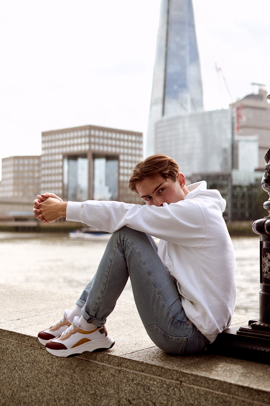 Hoodie und Sneaker Outfit | The Shard London | Shirtinator | Levis Jeans | 2
