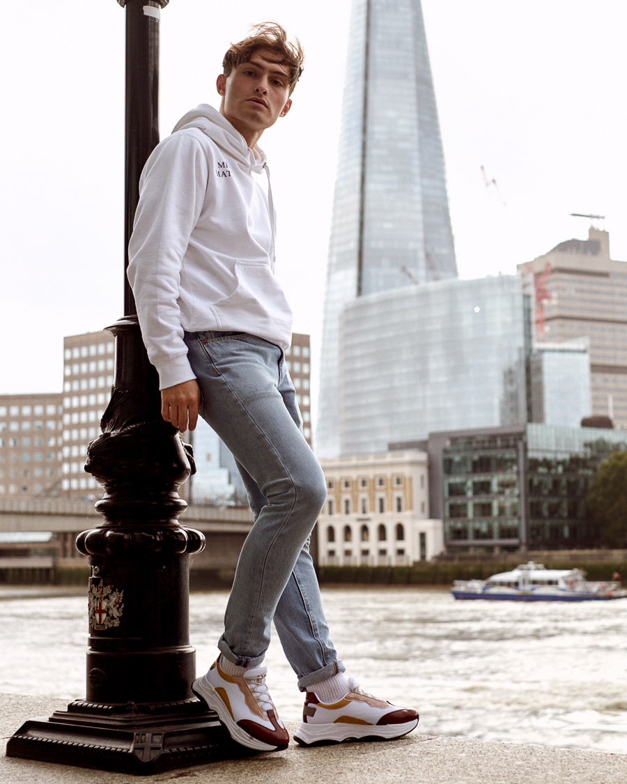 Hoodie und Sneaker Outfit | The Shard London | Shirtinator | Levis Jeans | 5